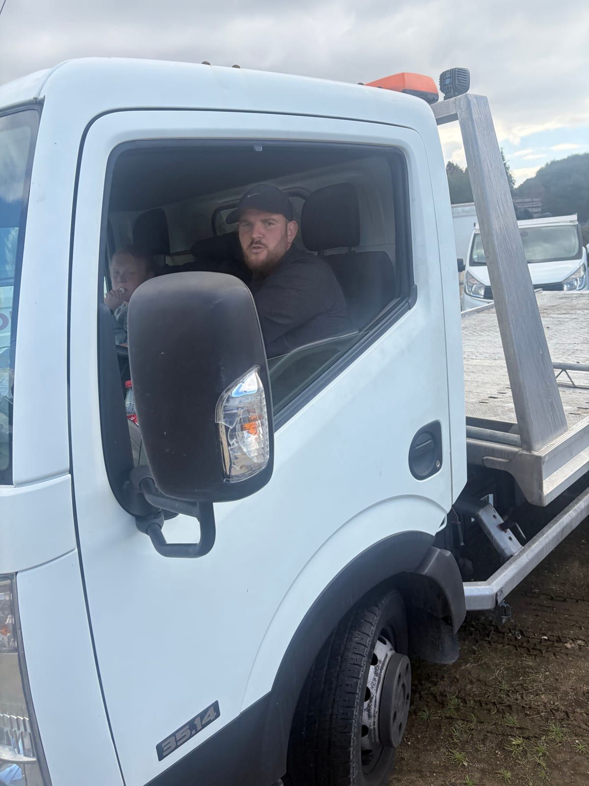 L'épaviste de Breizh THDI au volant de sa dépanneuse, prêt pour un enlèvement d'épave