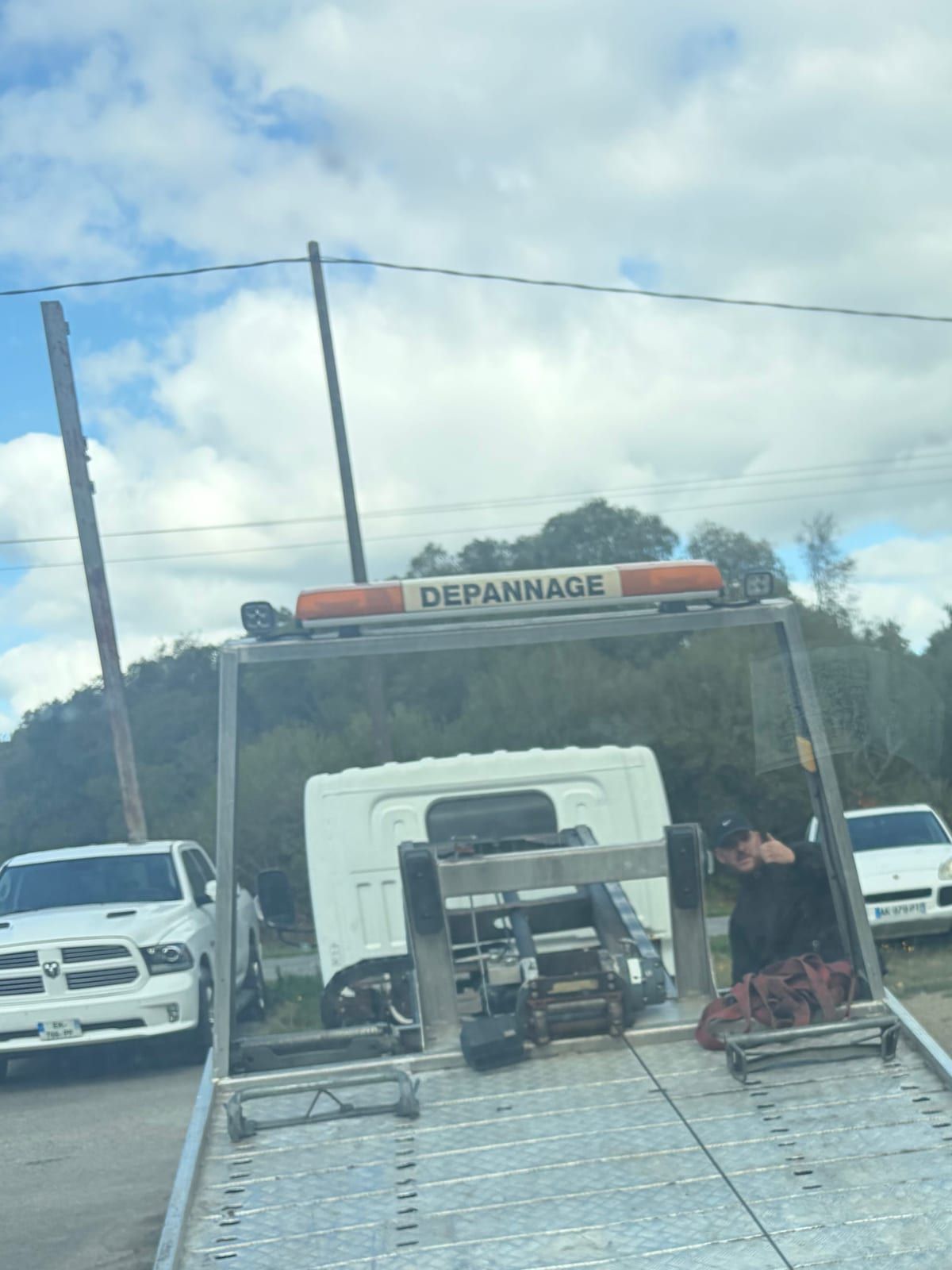 Le plateau de la dépanneuse Breizh THDI prêt à charger une épave